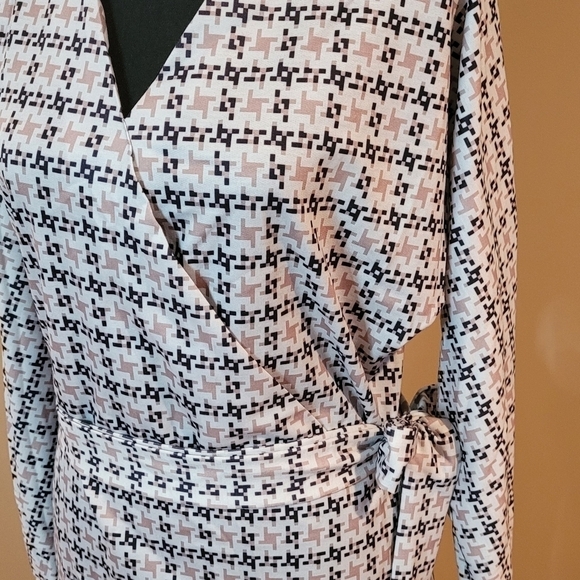 STYLISH MINI DRESS, Long Sleeve, Geometric Pattern, Crossover Neckline, Size Sm - Picture 2 of 10